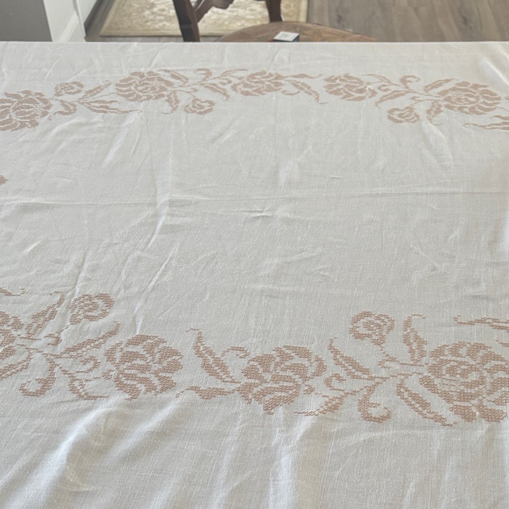 Vintage dining table cloth
Hand embroidered 
Oval - 82 x 66
Cotton/linen fabric